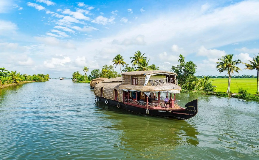Taj Mahal Tour by Gatimaan Train